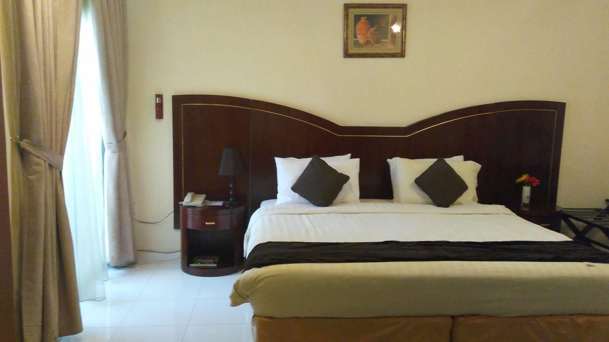 Royal Crown Suites Sharjah Exterior photo